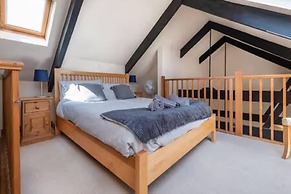 Harbourside Apartment With Seaviews and Parking