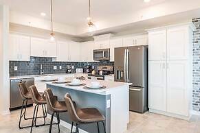 Chic 2bed Condo at Storey Lake Mickey Room