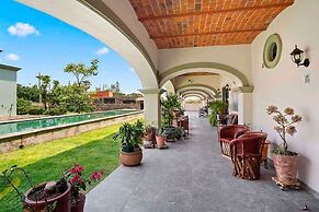 Studio With Salt Water Pool