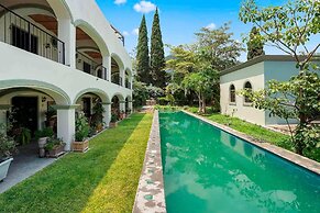 Studio With Salt Water Pool