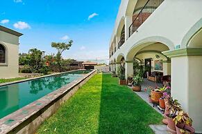 Studio With Salt Water Pool