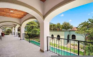 Studio With Salt Water Pool