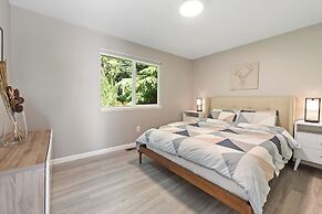 Cheerful Kirkland Home w/AC Big Yard, Walk to Beach
