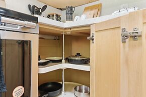 Cheerful Kirkland Home w/AC Big Yard, Walk to Beach