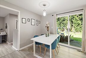 Cheerful Kirkland Home w/AC Big Yard, Walk to Beach