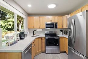 Cheerful Kirkland Home w/AC Big Yard, Walk to Beach