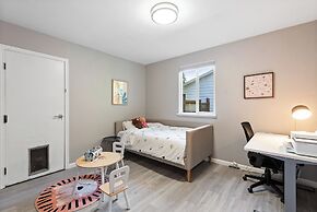 Cheerful Kirkland Home w/AC Big Yard, Walk to Beach