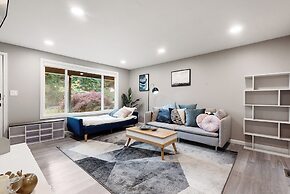 Cheerful Kirkland Home w/AC Big Yard, Walk to Beach