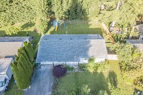 Cheerful Kirkland Home w/AC Big Yard, Walk to Beach