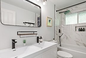 Cheerful Kirkland Home w/AC Big Yard, Walk to Beach