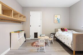 Cheerful Kirkland Home w/AC Big Yard, Walk to Beach