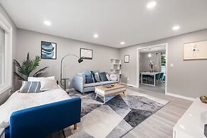 Cheerful Kirkland Home w/AC Big Yard, Walk to Beach