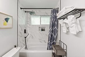 Cheerful Kirkland Home w/AC Big Yard, Walk to Beach