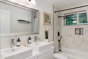 Comfortable Kirkland Home for Family & Remote Work