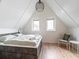 Luxurious Holiday Home With Garden and Parking