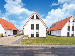 Luxurious Holiday Home With Garden and Parking