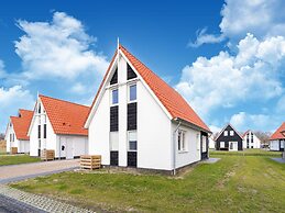 Luxurious Holiday Home With Garden and Parking