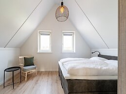 Luxurious Holiday Home With Garden and Parking