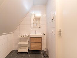 Luxurious Holiday Home With Garden and Parking