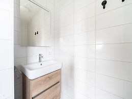 Luxurious Holiday Home With Garden and Parking