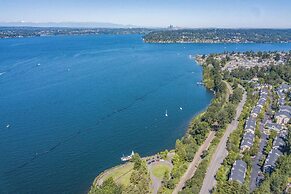 Lakeview Home in Renton, Walk to Beach, AC, Fenced