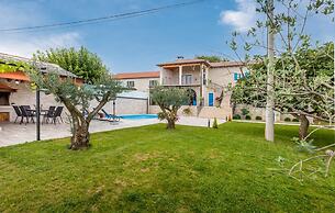 Stylish Villa With Swimming Pool and Garden