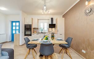 Stylish Villa With Swimming Pool and Garden