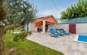 Stylish Villa With Swimming Pool and Garden