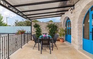 Stylish Villa With Swimming Pool and Garden