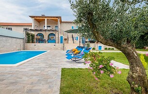 Stylish Villa With Swimming Pool and Garden