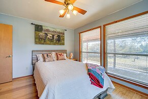 Pet-friendly Hill Country Retreat w/ Deck!