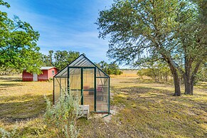 Pet-friendly Hill Country Retreat w/ Deck!