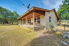 Pet-friendly Hill Country Retreat w/ Deck!