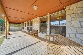 Pet-friendly Hill Country Retreat w/ Deck!