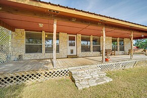 Pet-friendly Hill Country Retreat w/ Deck!