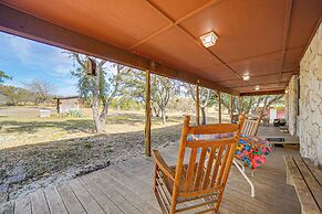 Pet-friendly Hill Country Retreat w/ Deck!
