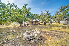 Pet-friendly Hill Country Retreat w/ Deck!