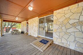 Pet-friendly Hill Country Retreat w/ Deck!