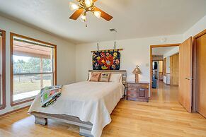 Pet-friendly Hill Country Retreat w/ Deck!