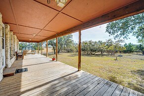 Pet-friendly Hill Country Retreat w/ Deck!