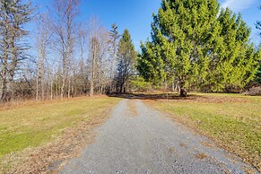 Quiet Country Living: Farmhouse Apt Near Hudson!