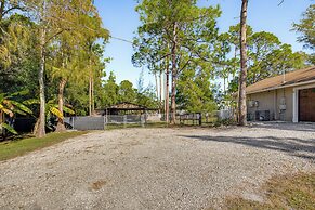 Peaceful Loxahatchee Apartment w/ Covered Porch