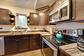 Denali Basecamp: Cozy Talkeetna Chalet w/ Fire Pit