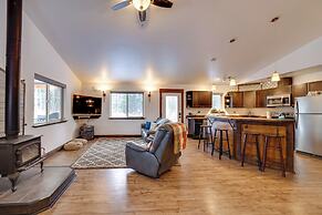 Denali Basecamp: Cozy Talkeetna Chalet w/ Fire Pit