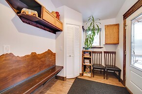 Denali Basecamp: Cozy Talkeetna Chalet w/ Fire Pit