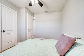 6 Mi to Sponge Docks: Lake Tarpon Getaway w/ Dock!