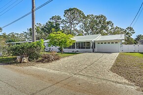 6 Mi to Sponge Docks: Lake Tarpon Getaway w/ Dock!