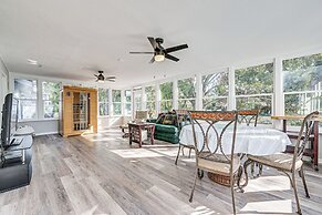 6 Mi to Sponge Docks: Lake Tarpon Getaway w/ Dock!