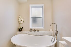 6 Mi to Downtown - Spacious Home in Pittsburgh!