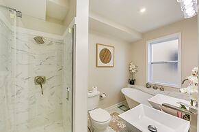 6 Mi to Downtown - Spacious Home in Pittsburgh!